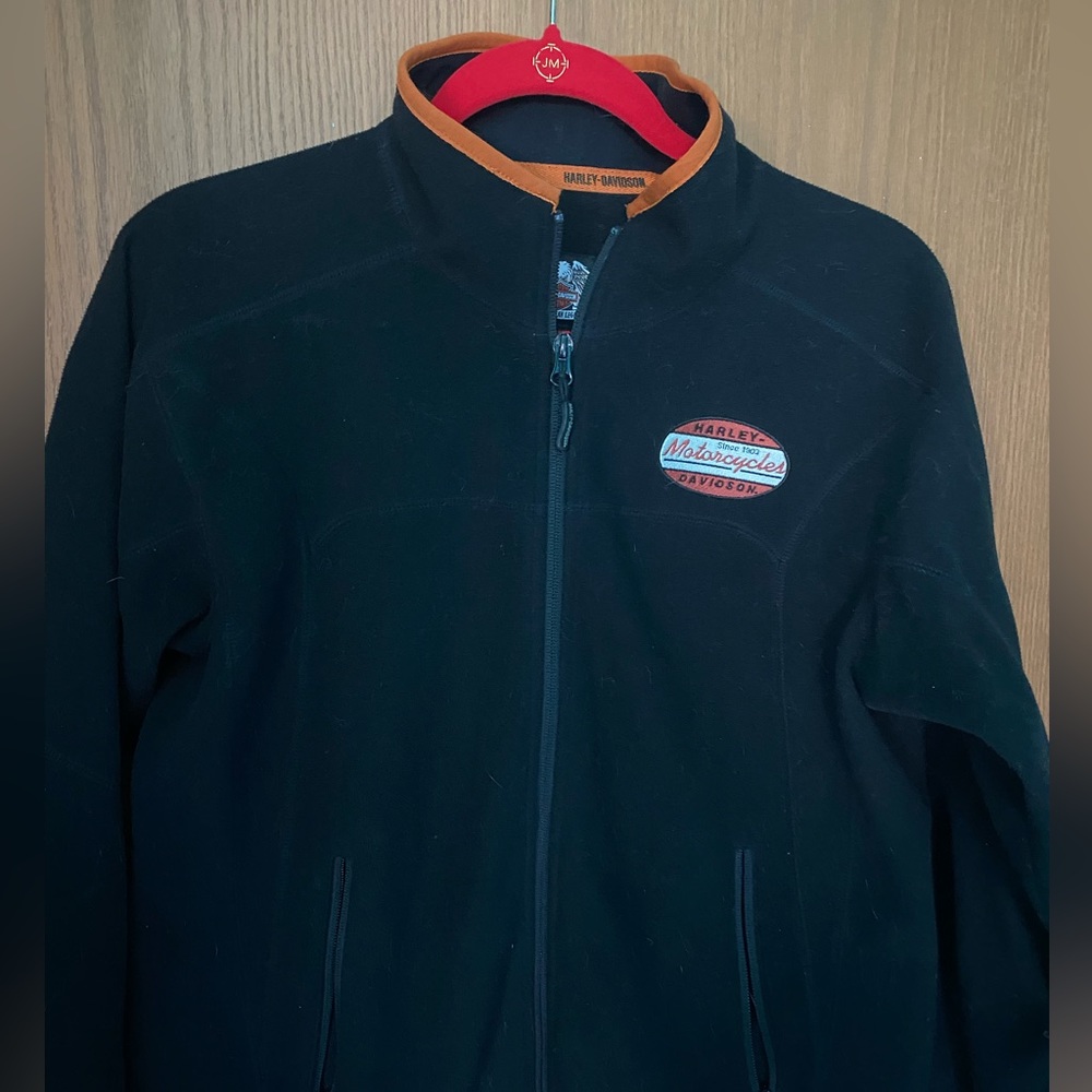 EUC .  Side zip pockets and inside pockets.  HD patch on chest .